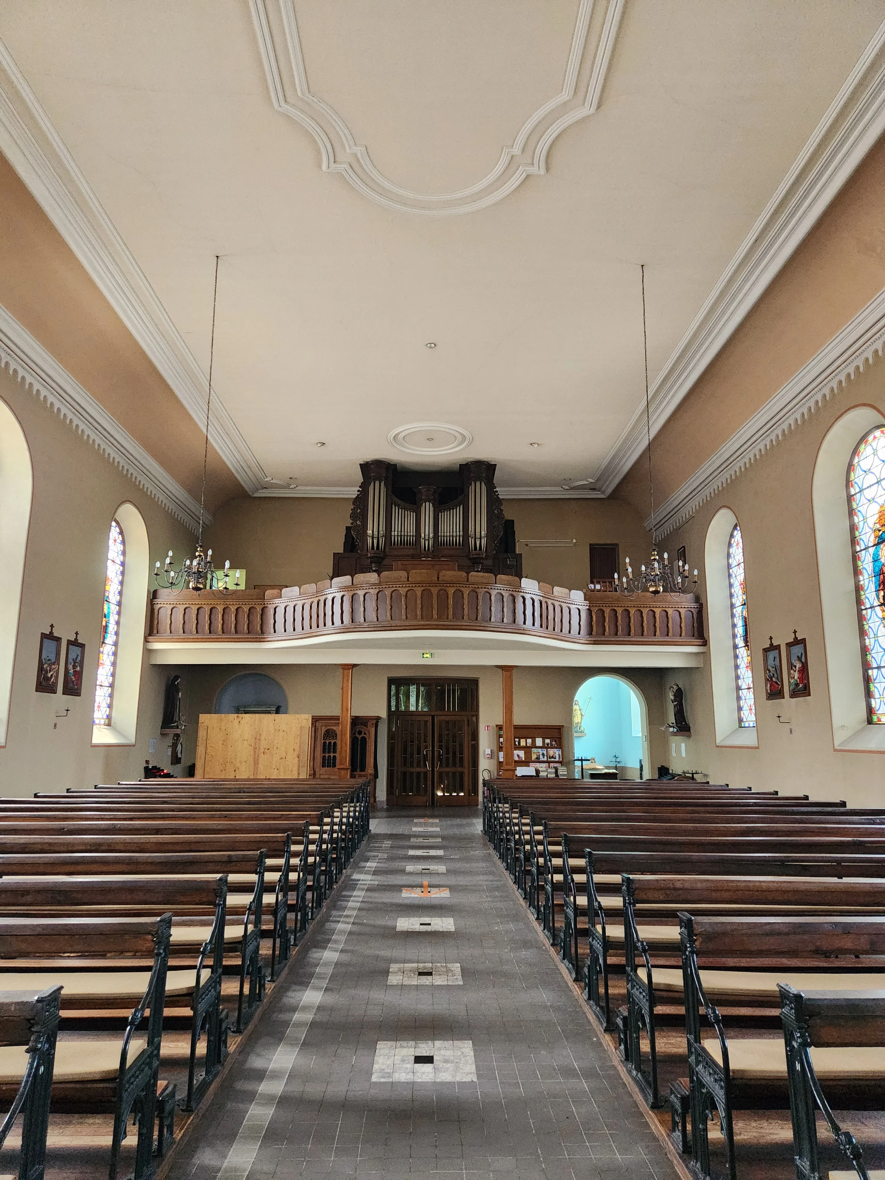 Intérieur de l'église Sainte-Libaire, vue vers la tribune
