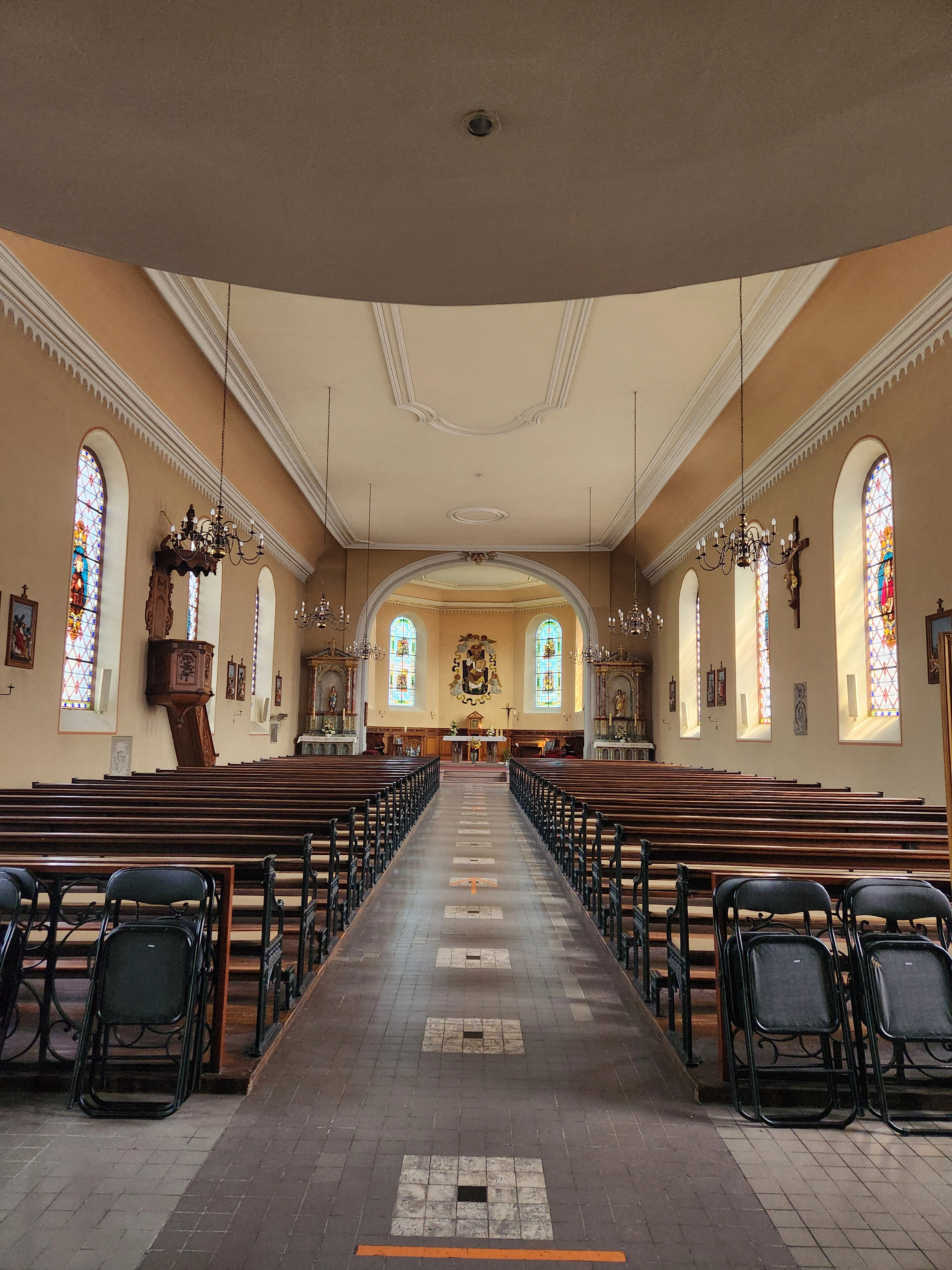 Intérieur de l'église Sainte-Libaire, vue vers le chœur