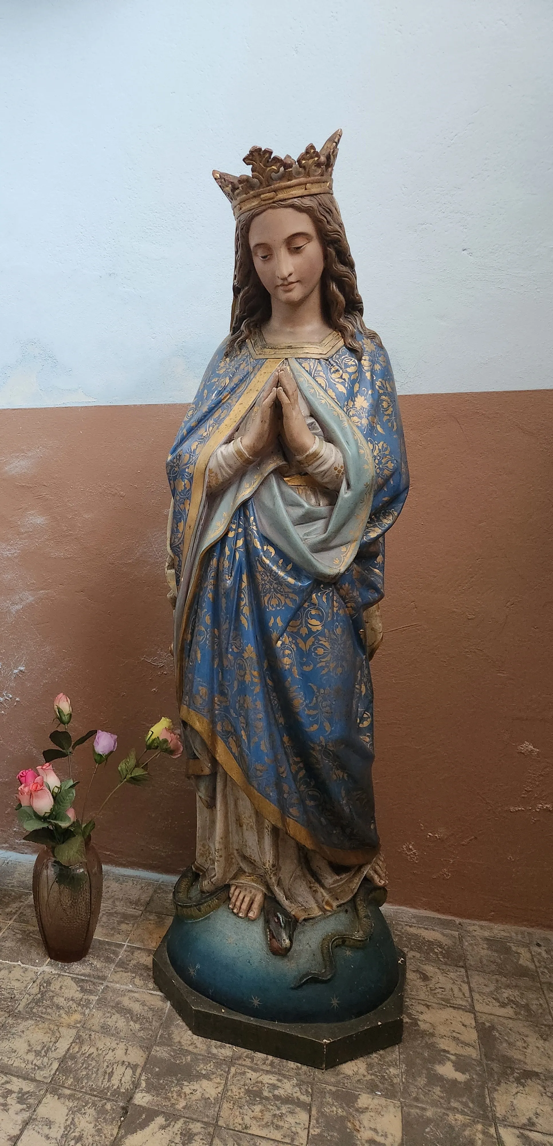 Vierge Marie sur globe