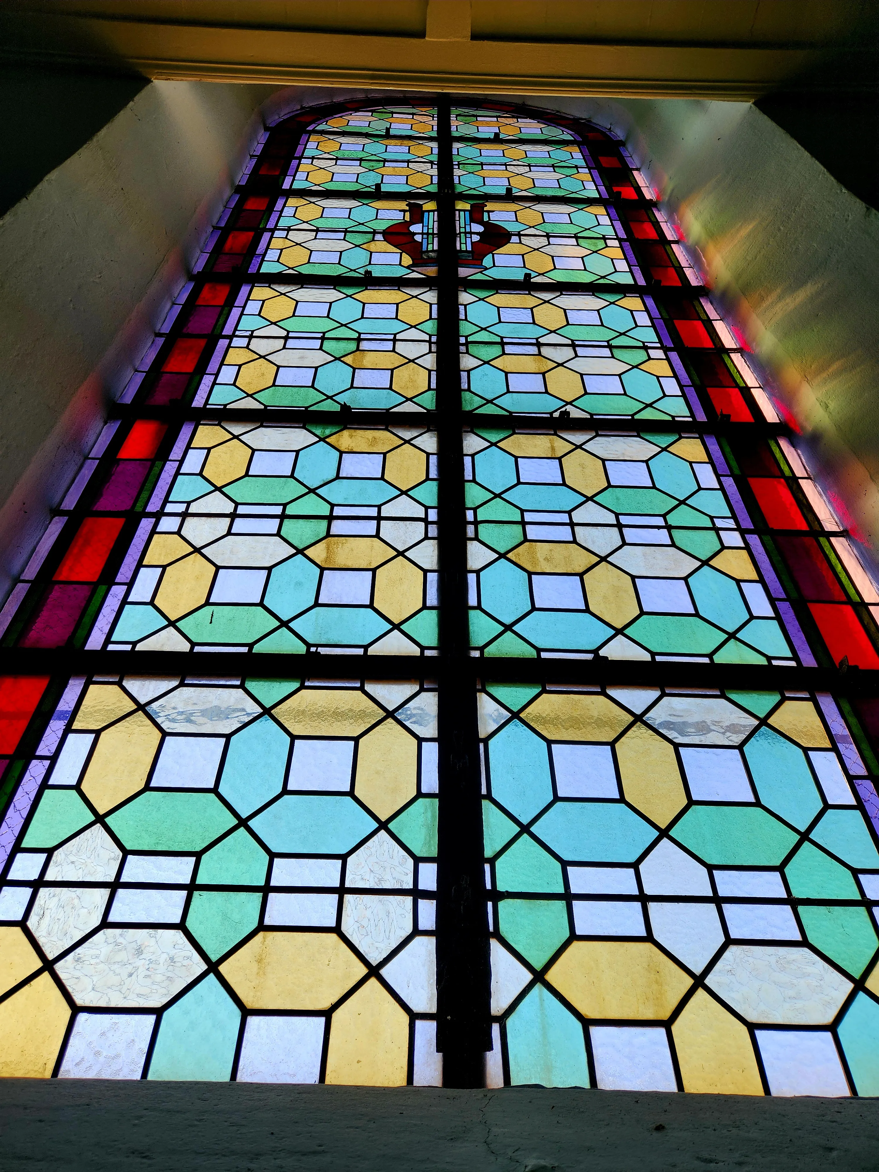 Vitrail de la chapelle baptismale symbolisant une lyre