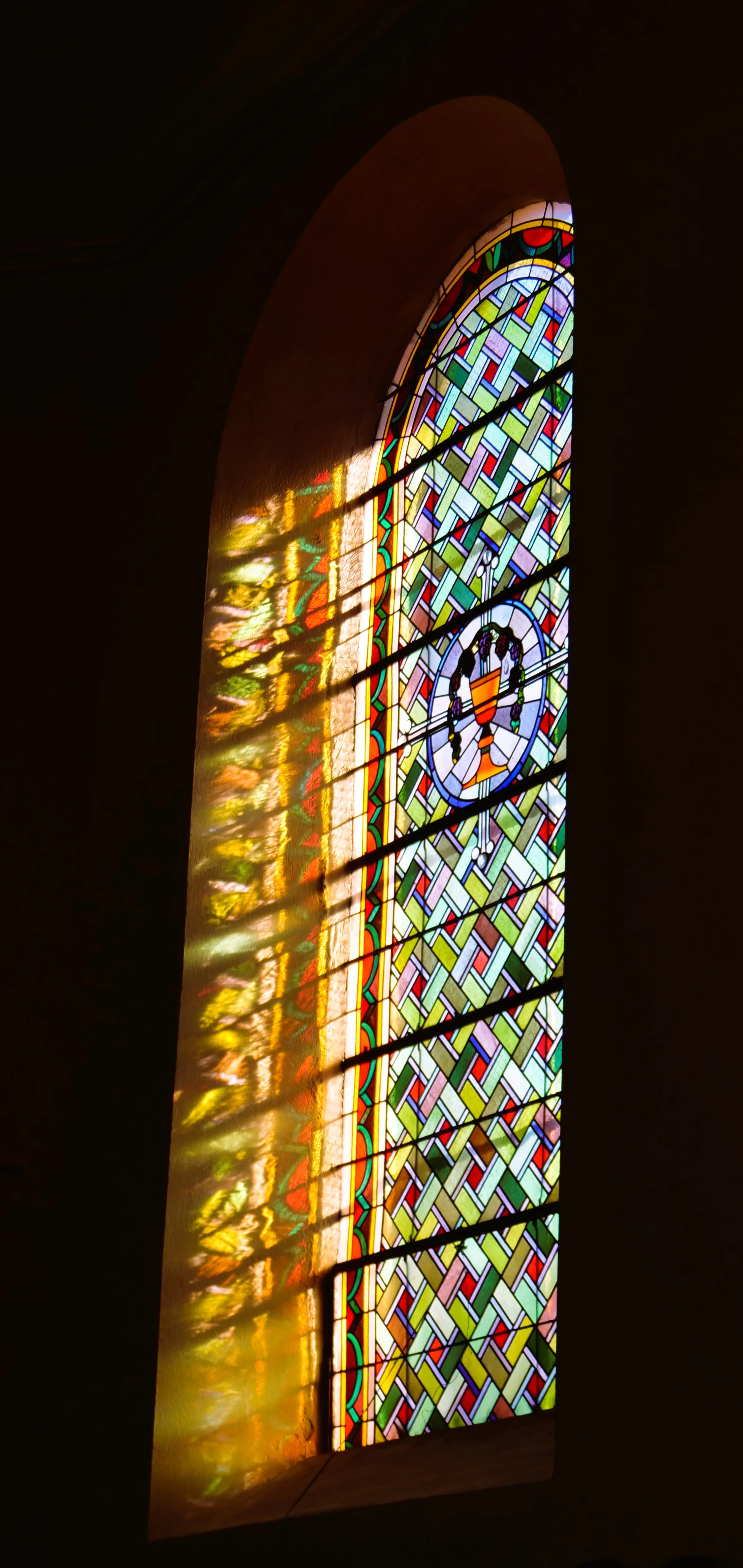 Vitrail du chœur symbolisant le vin