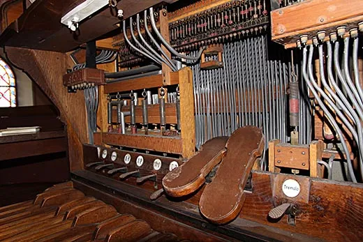 Vue de l'intérieur de la console de l'orgue Rinckenbach, La Broque