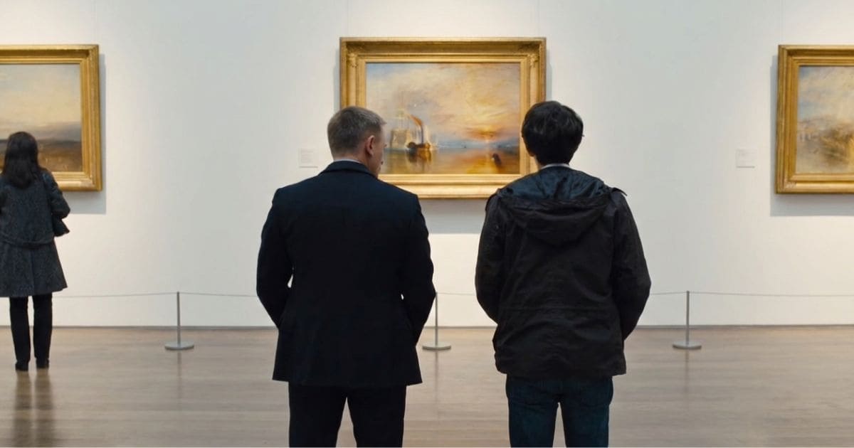 白のアートギャラリーで美術品を鑑賞する 白のアートギャラリーで美術品を鑑賞する