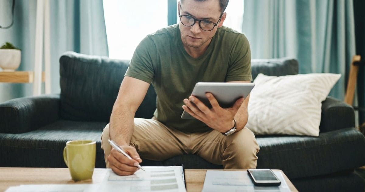 冷静さを取り戻して家計簿を書いてる男性 冷静さを取り戻して家計簿を書いてる男性