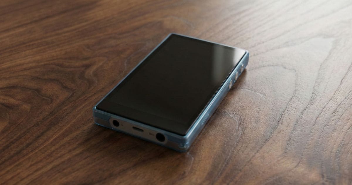 Fiio JM21専用機の堅牢なデザインと音楽再生画面の違いがわかる。 Fiio JM21専用機の堅牢なデザインと音楽再生画面の違いがわかる。