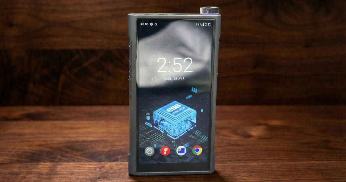 Fiio M15Sの上部にあるボリュームノブのクローズアップ。金属の質感と高級感が伝わる。 Fiio M15Sの上部にあるボリュームノブのクローズアップ。金属の質感と高級感が伝わる。