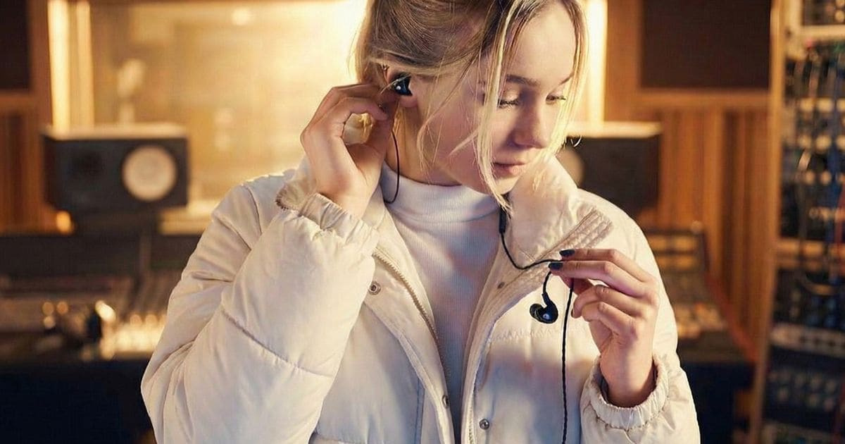 Sennheiser IE 100 PRO ステージ用途で装着イメージ Sennheiser IE 100 PRO ステージ用途で装着イメージ