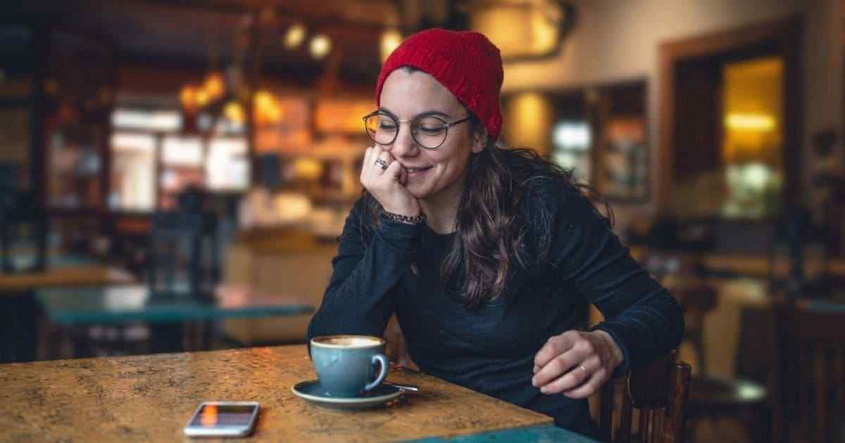 カフェで一人で考えている女性