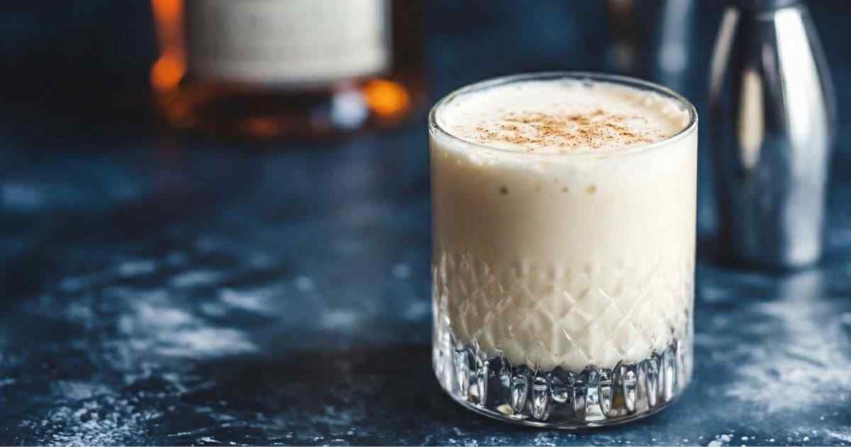 キッチンで温かいミルクを小鍋で温めている様子