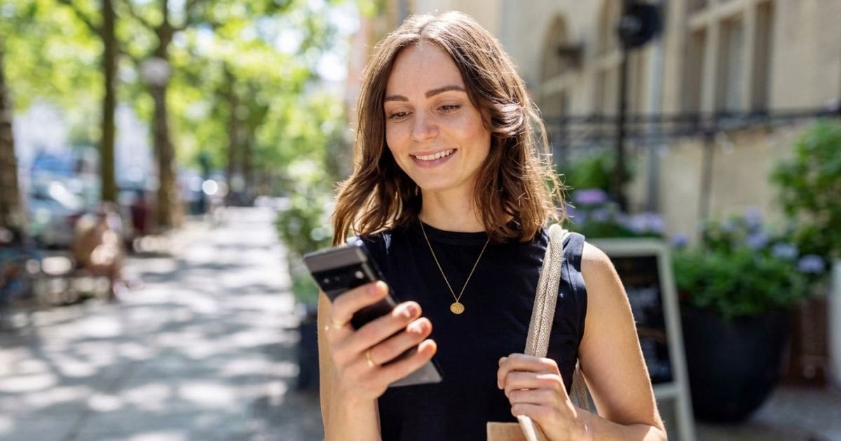 スマホをOFFにする女性