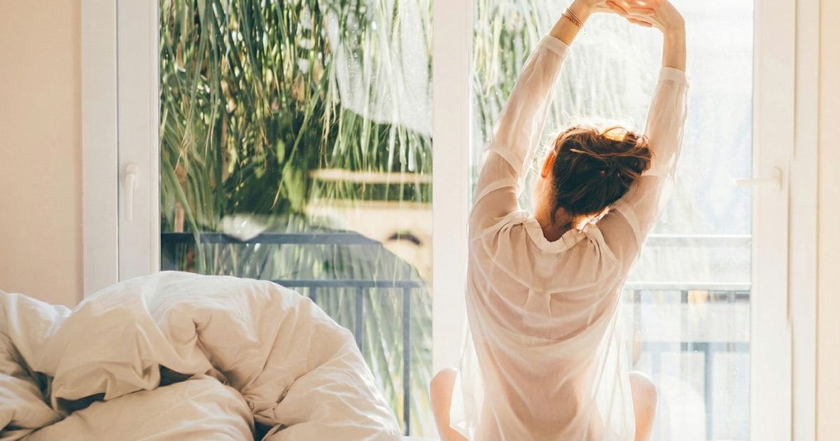 朝の光を浴びる女性