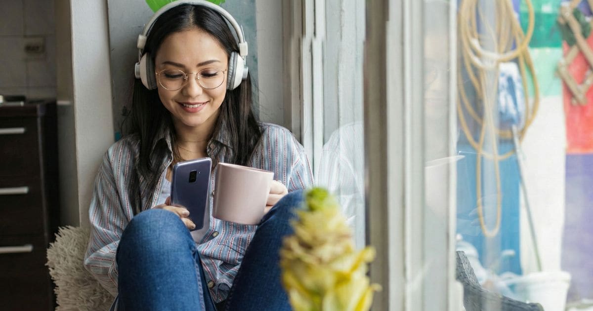 リスニングを楽しむ女性 リスニングを楽しむ女性