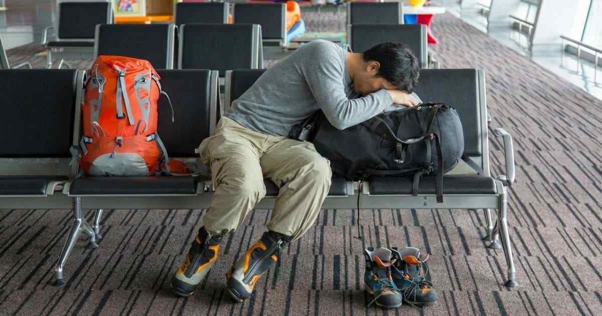 旅行の疲労の男性 旅行の疲労の男性