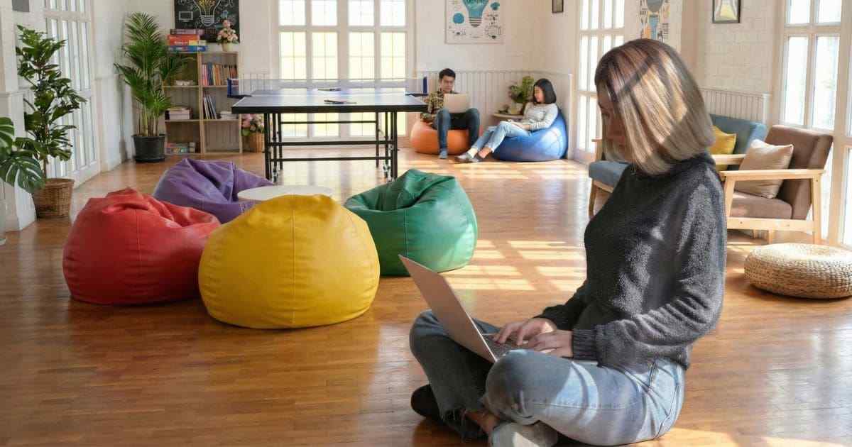 作業に没頭する女性