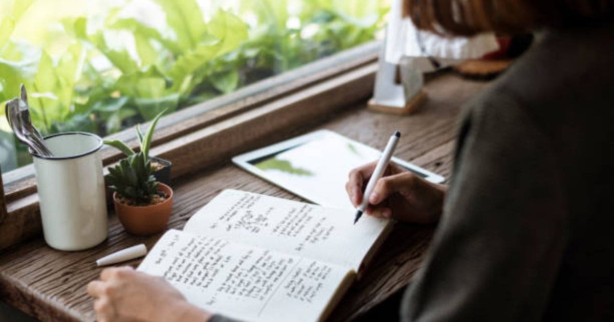 メモを書く女性