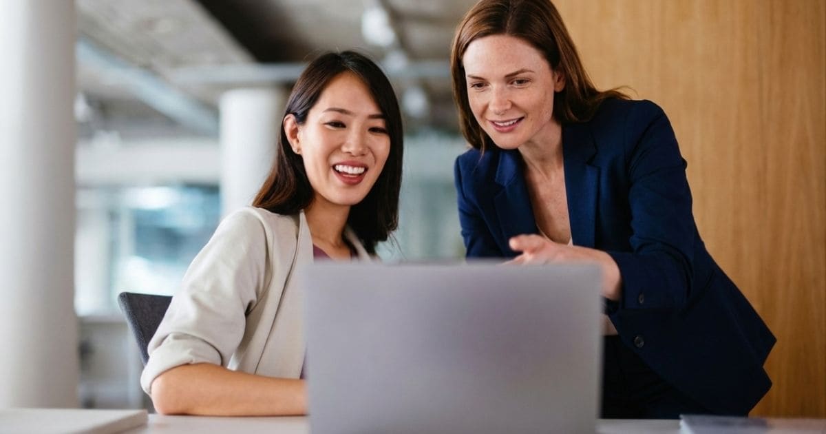 オフィスで2人で打ち合わせする女性