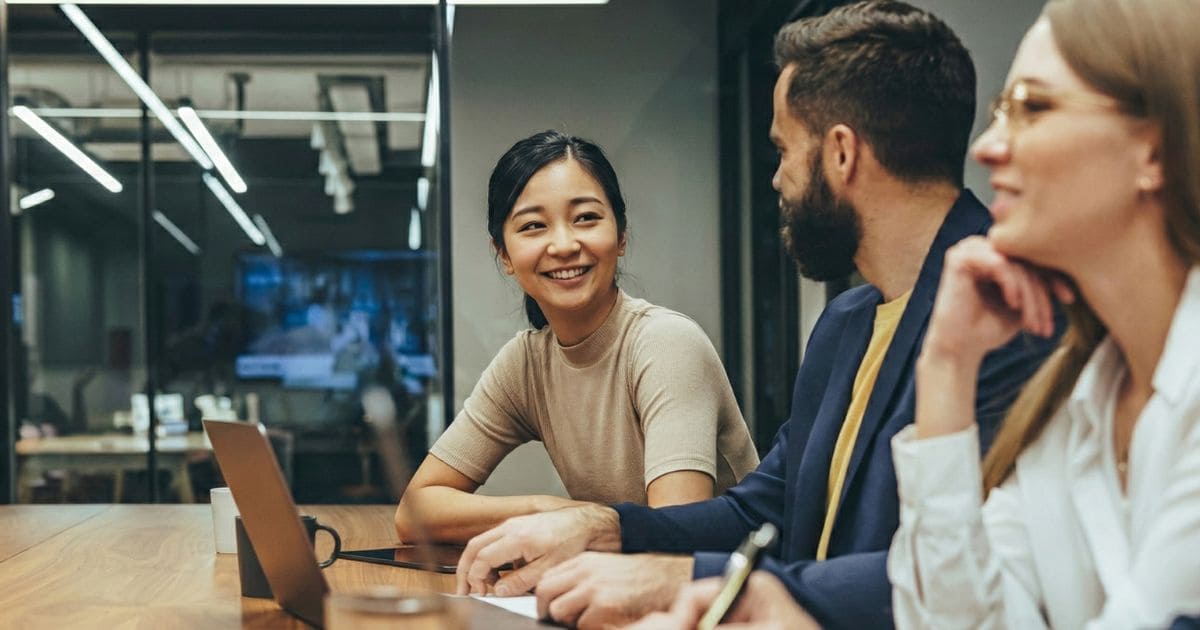 会議で会話する女性 会議で会話する女性