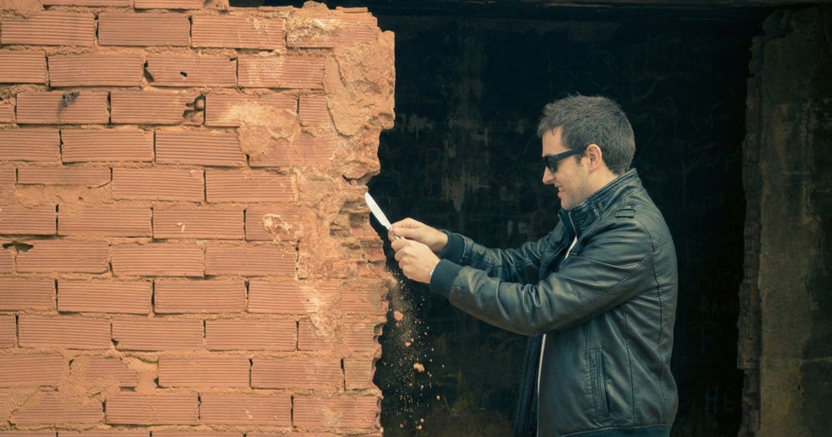 適材適所の失敗例。バターナイフで壁は壊せない。 適材適所の失敗例。バターナイフで壁は壊せない。