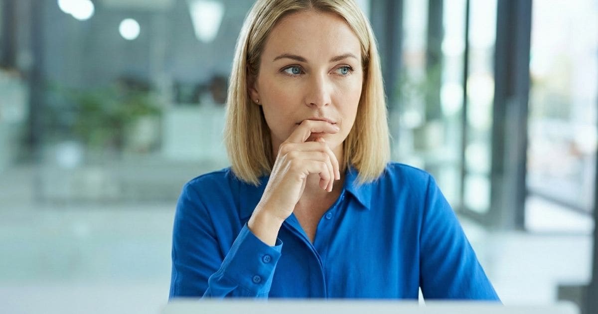 返信を躊躇う女性