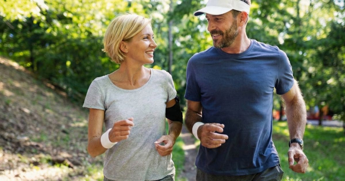 男女の散歩で体を動かす様子のイメージ