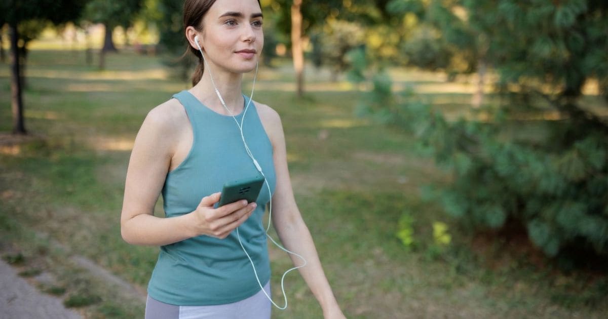 休暇前に散歩で気分転換する様子