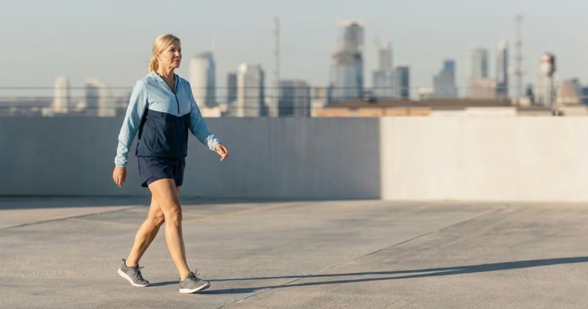 健康のために散歩の量を増やす女性