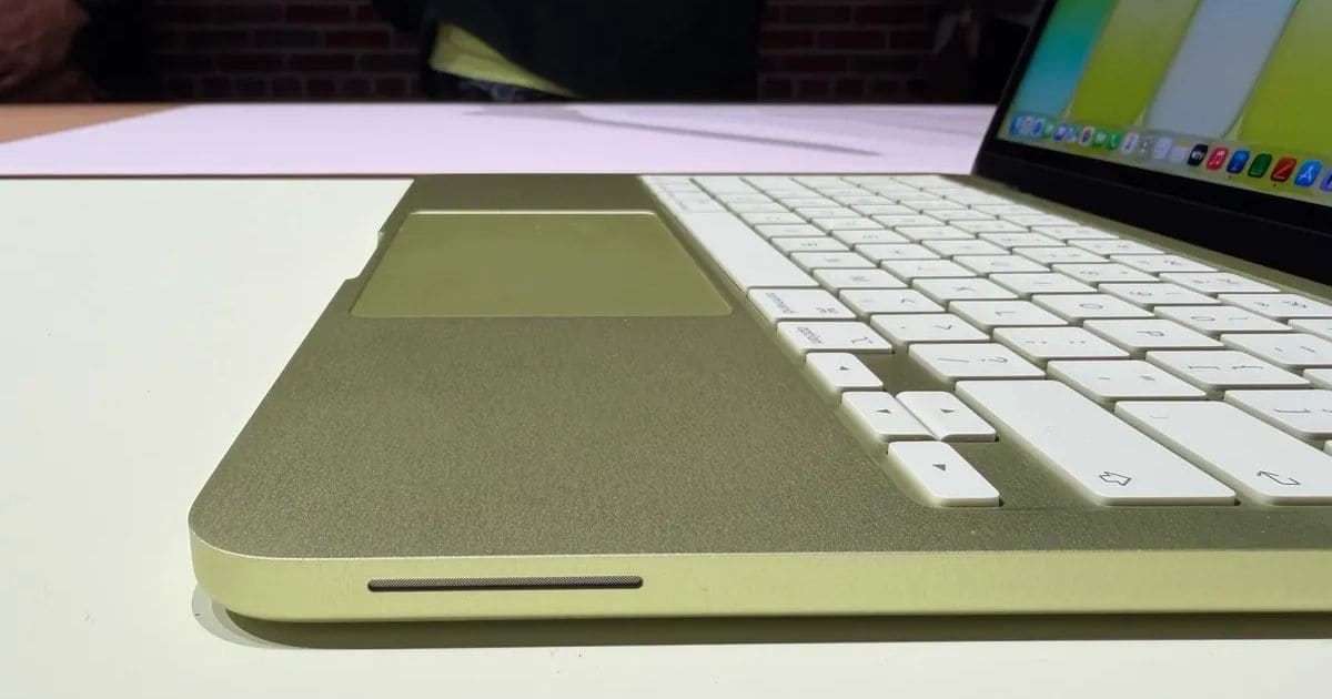 MacBook Neo 軽量アルミボディと薄型デザイン