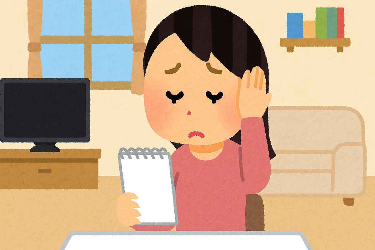 メモ帳に欲しいものリストを書いて衝動買いを防ぐ女性