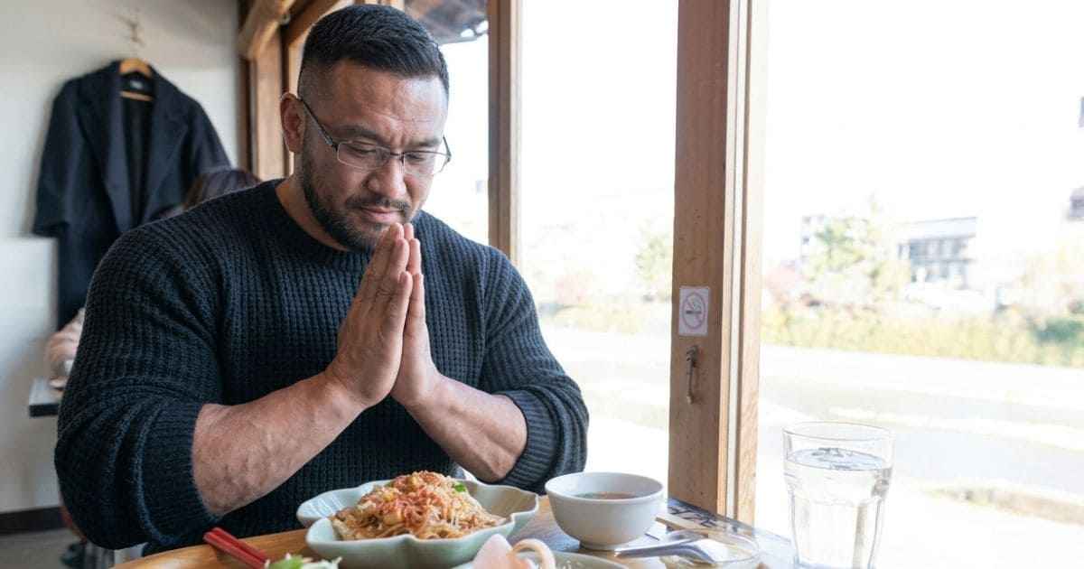 食事に感謝する瞑想のイメージ