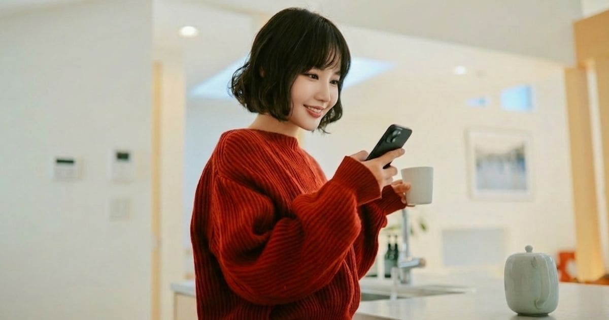 snsを確認する女性