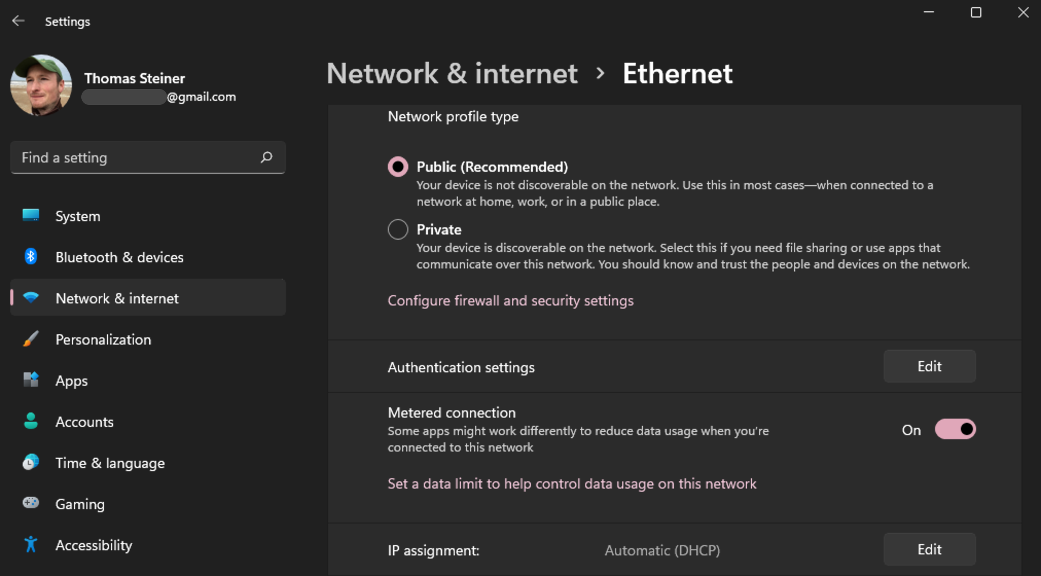 Windows network settings with the 'metered connection' switch toggled on.