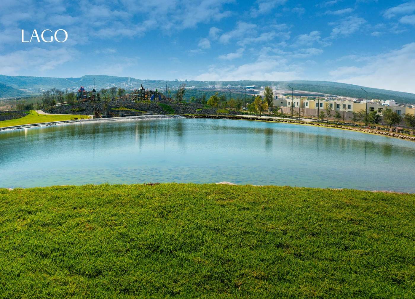Lago y áreas verdes de Capital Sur