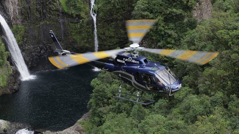 View from a helicopter over a waterfall in La Réunion ©runhelico.com