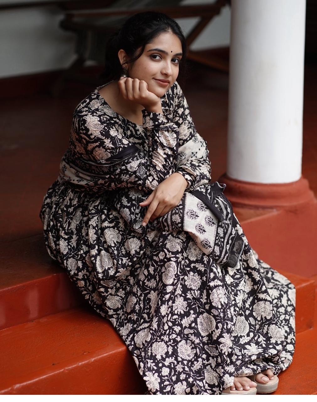 Beautiful﻿ Heavy Anarkali Kurti Pant and Dupatta malmal  - Zeyoria