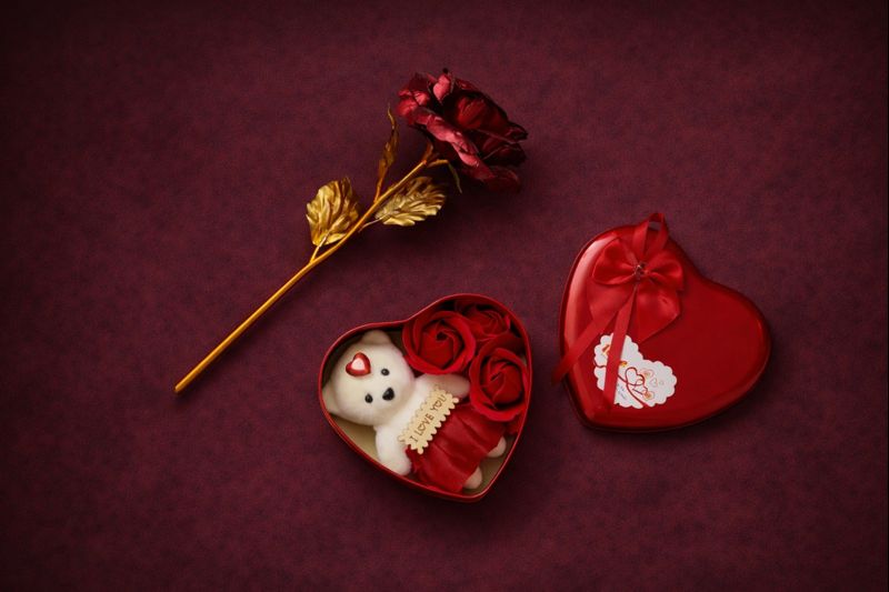 Valentine's Day Gift Combo Gift for Girlfriend Boyfriend Husband Wife Red Rose with Teddy Gift Box for Valentine Day Lovely Gift Item for Valentine Week - Savéra collection
