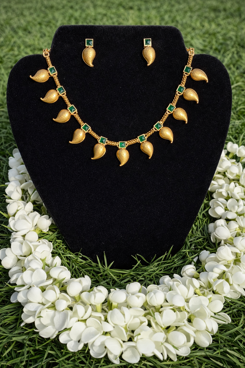Astra Paisley Green Charm Choker Set