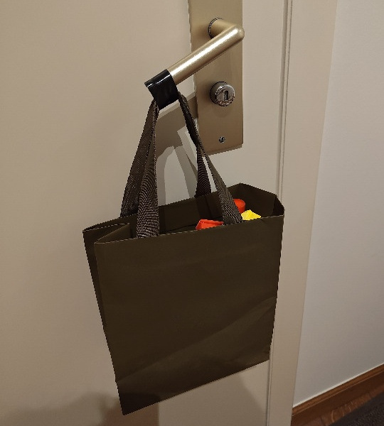 Picture of weight hanging from door handle