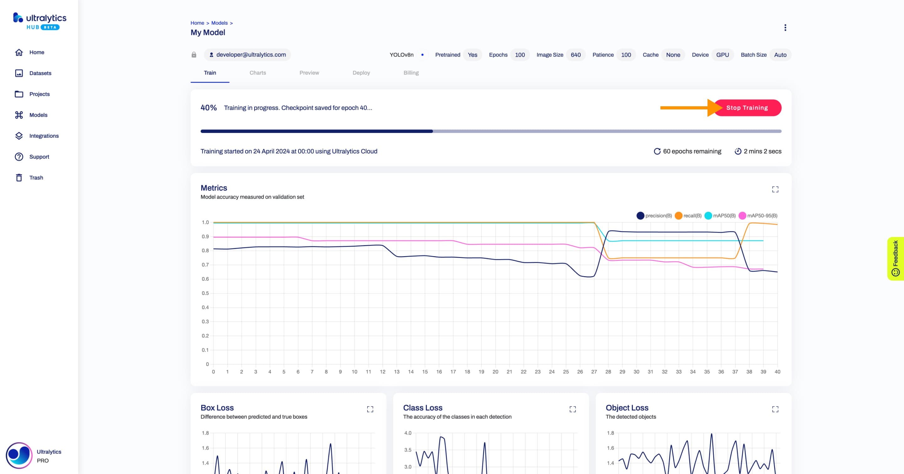 Ultralytics HUB-Screenshot der Modellseite eines Modells, das gerade trainiert, mit einem Pfeil, der auf die Schaltfläche Training beenden zeigt