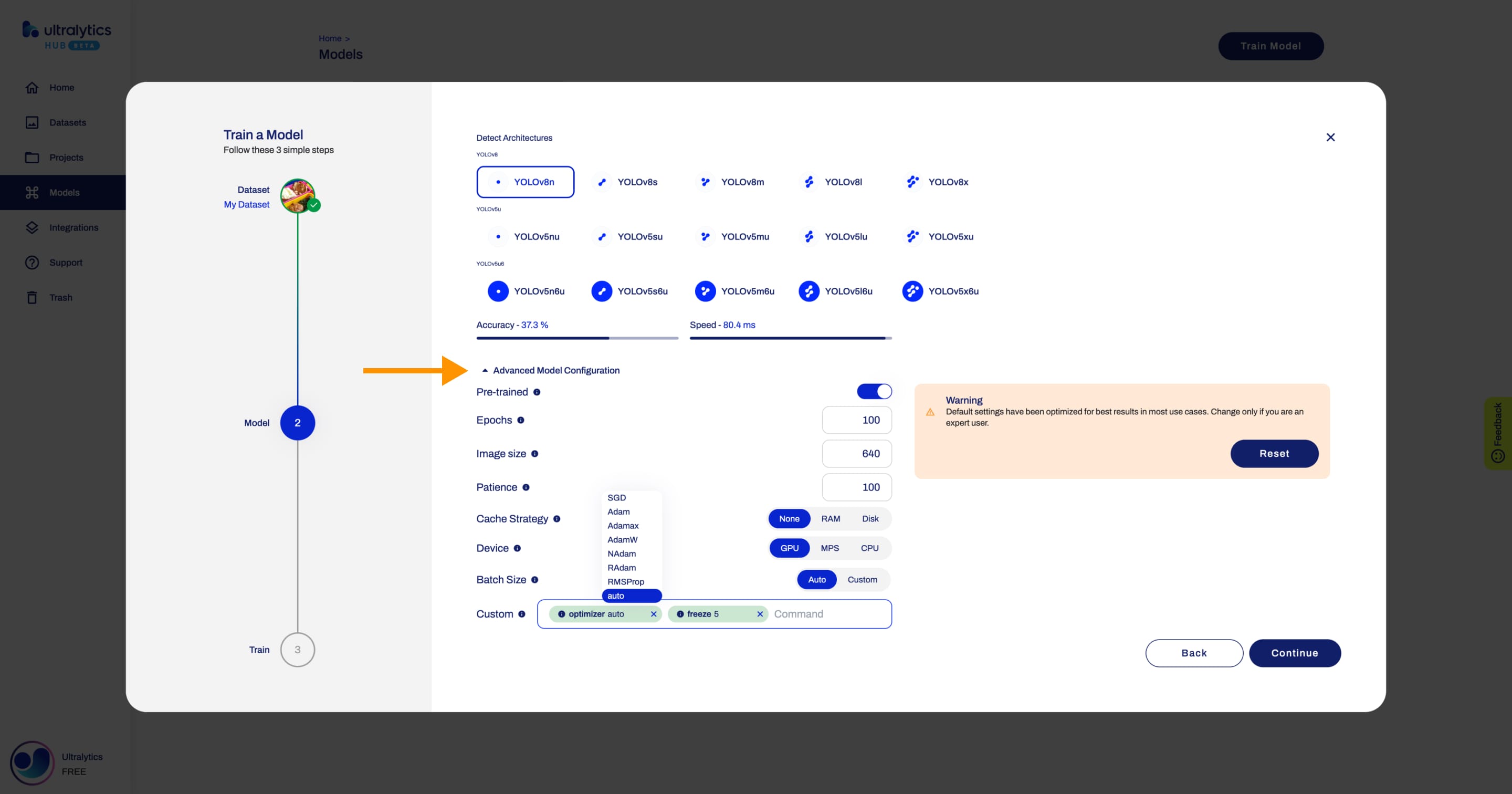 Ultralytics 고급 모델 구성 아코디언을 가리키는 화살표가 있는 기차 모델 대화 상자의 HUB 스크린샷