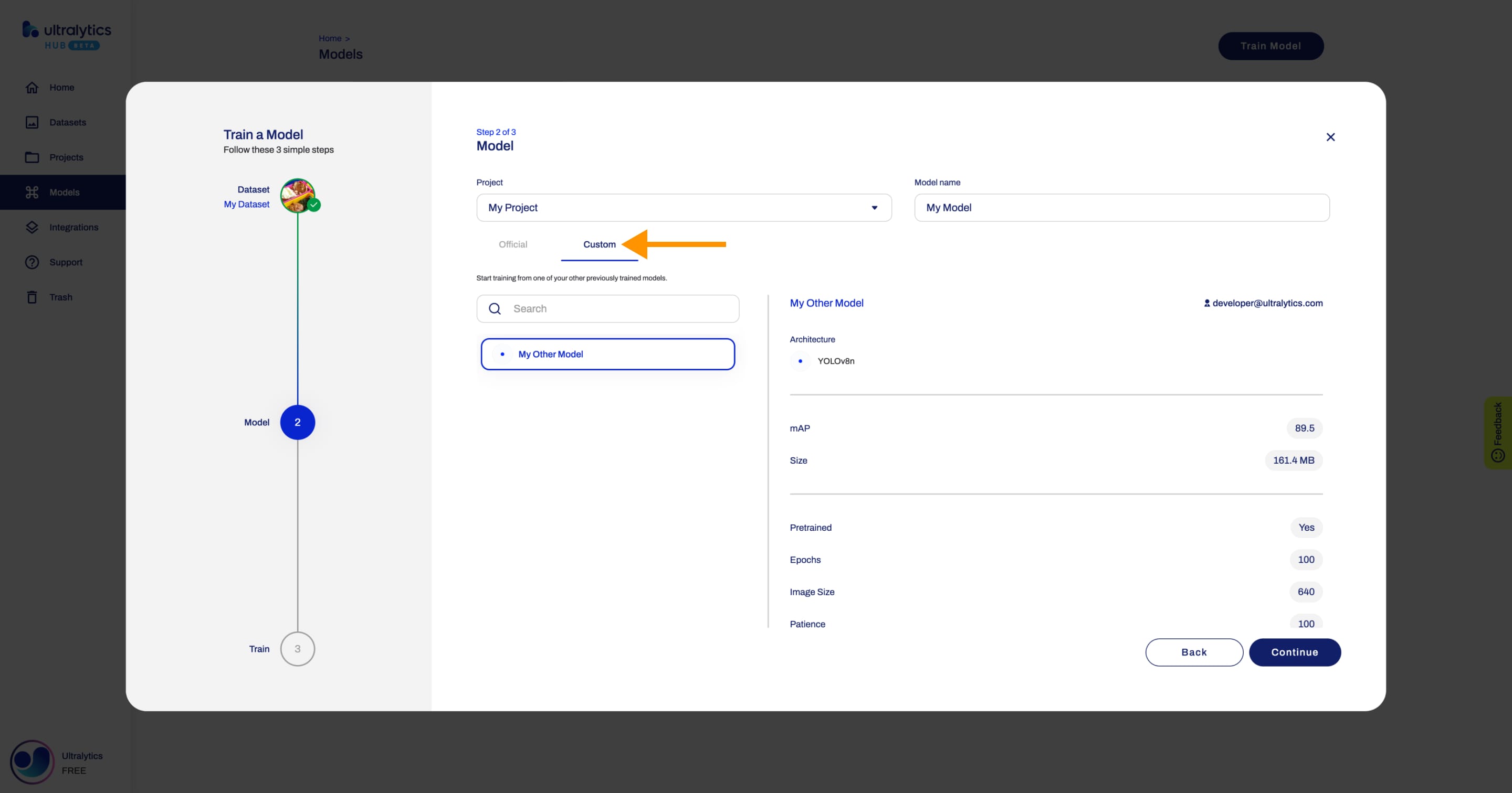 Ultralytics 列车模型对话框的 HUB 截图，箭头指向自定义选项卡