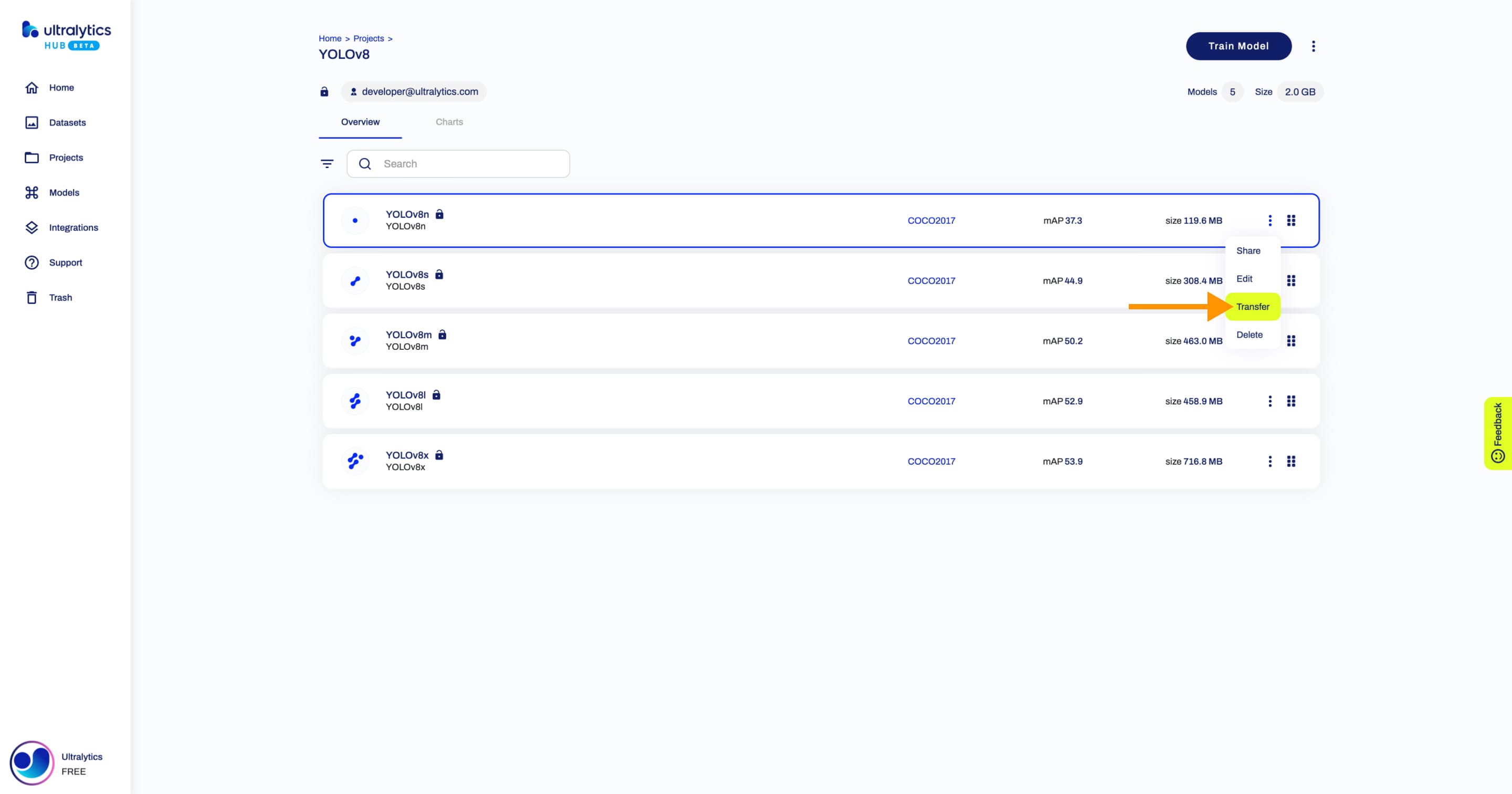 Ultralytics Captura de pantalla HUB de la página Proyecto con una flecha señalando la opción Transferir de uno de los modelos