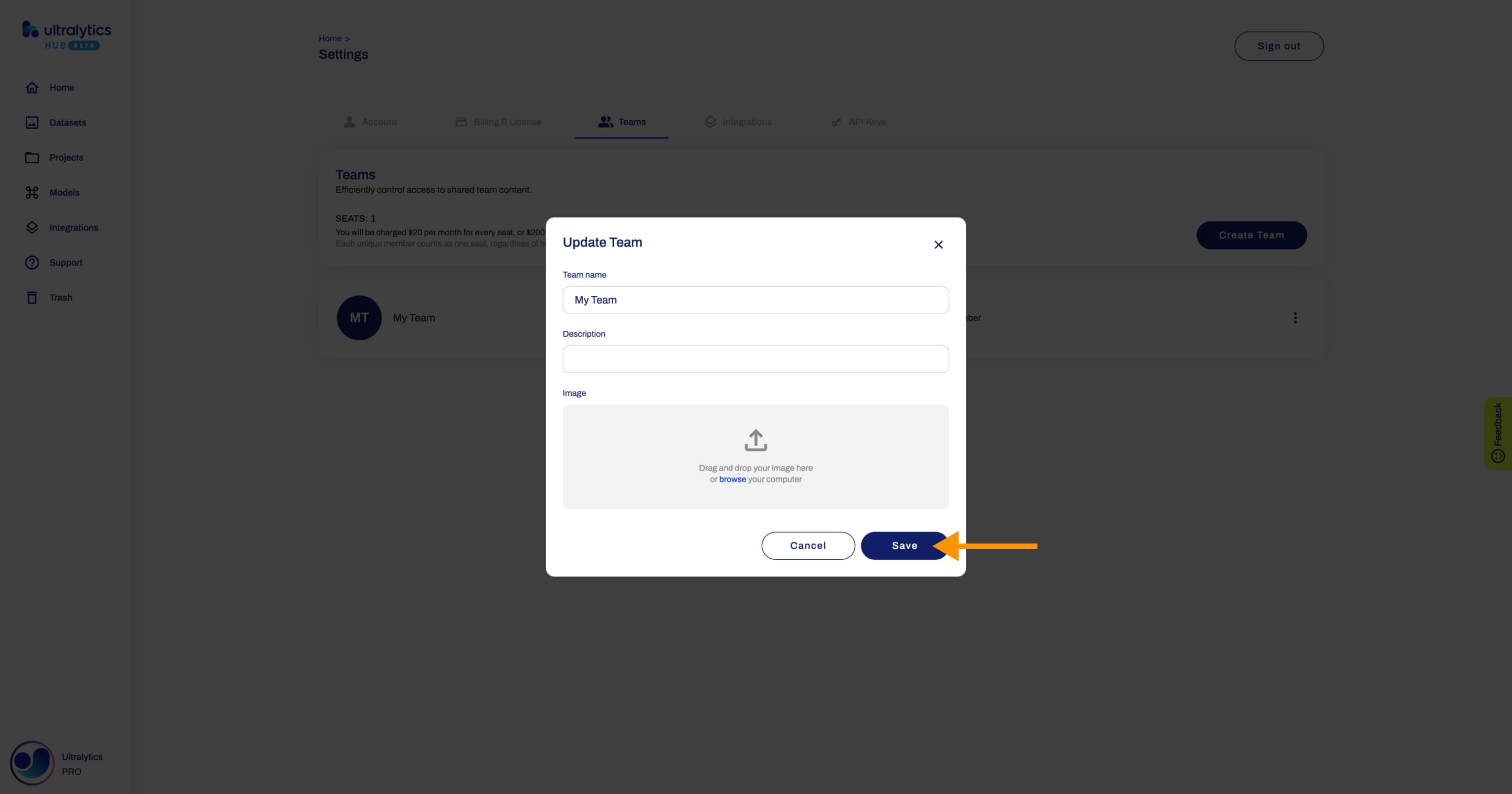 Ultralytics 保存」ボタンを指す矢印が表示された「Update Team」ダイアログのHUBスクリーンショット
