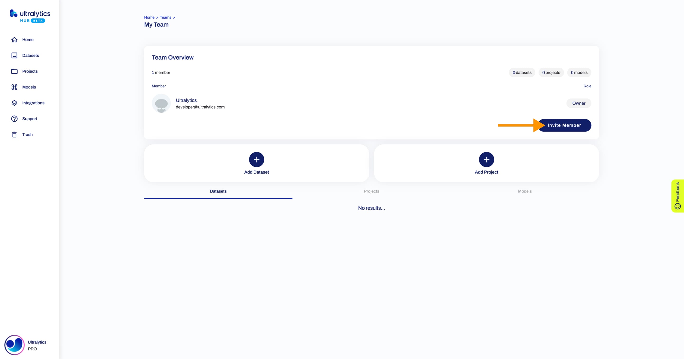 Ultralytics 팀원 초대 버튼을 가리키는 화살표가 있는 팀 페이지의 HUB 스크린샷