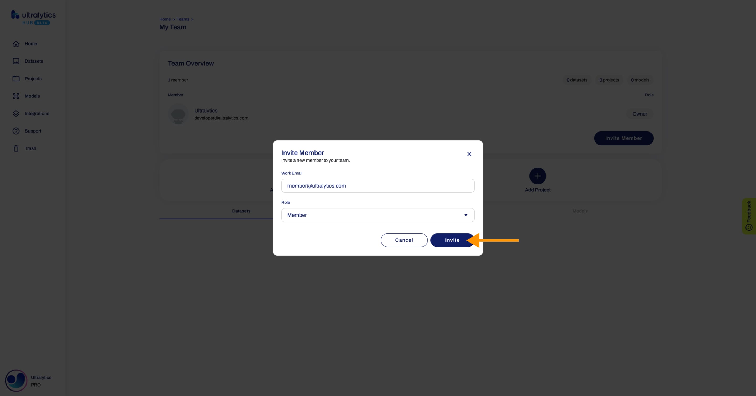 Ultralytics Üye Davet Et iletişim kutusunun HUB ekran görüntüsü ve Davet Et düğmesini gösteren ok