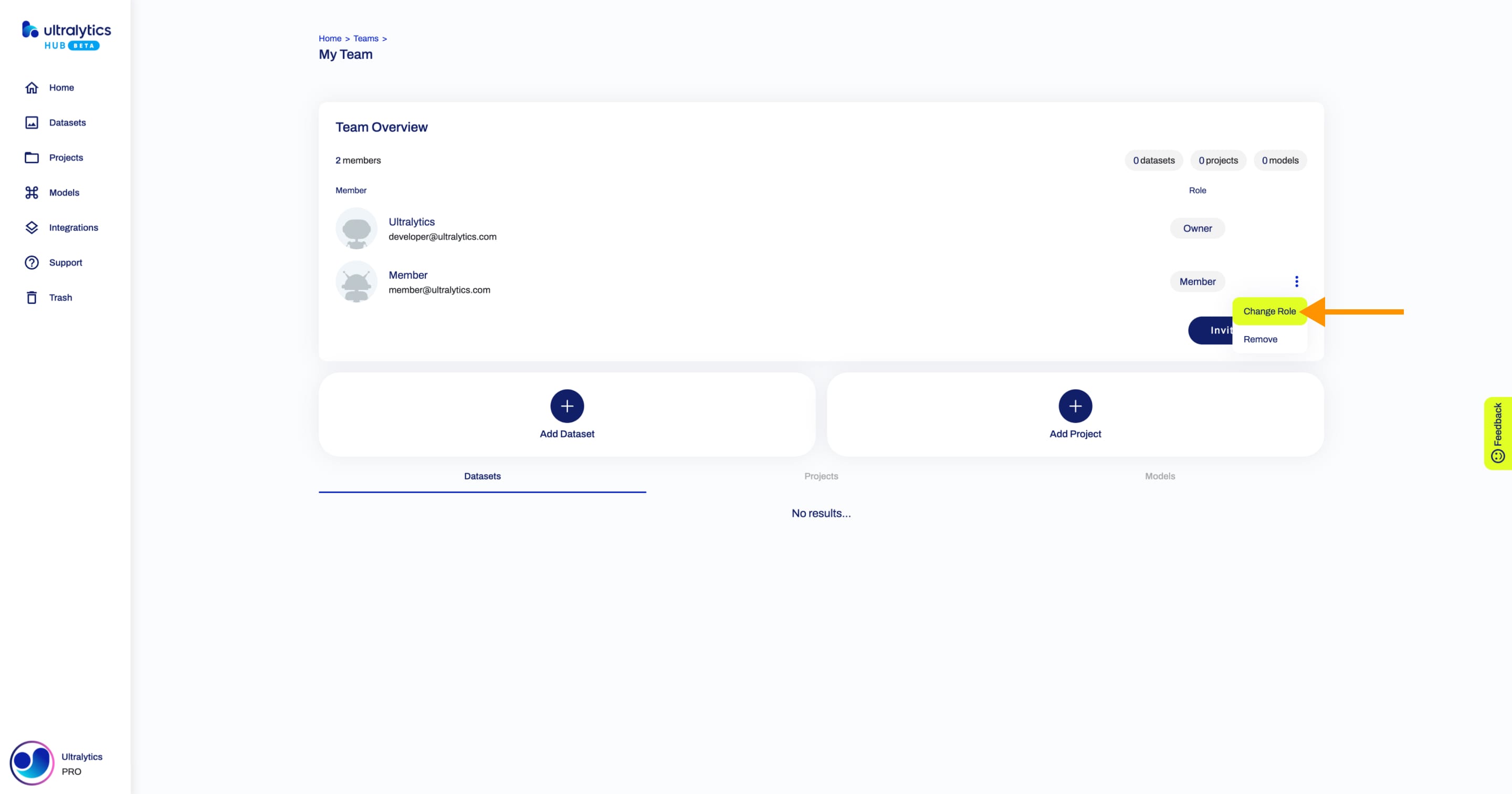 Ultralytics Captura de ecrã do HUB da página Team (Equipa) com uma seta a apontar para a opção Change Role (Alterar função) de um dos membros