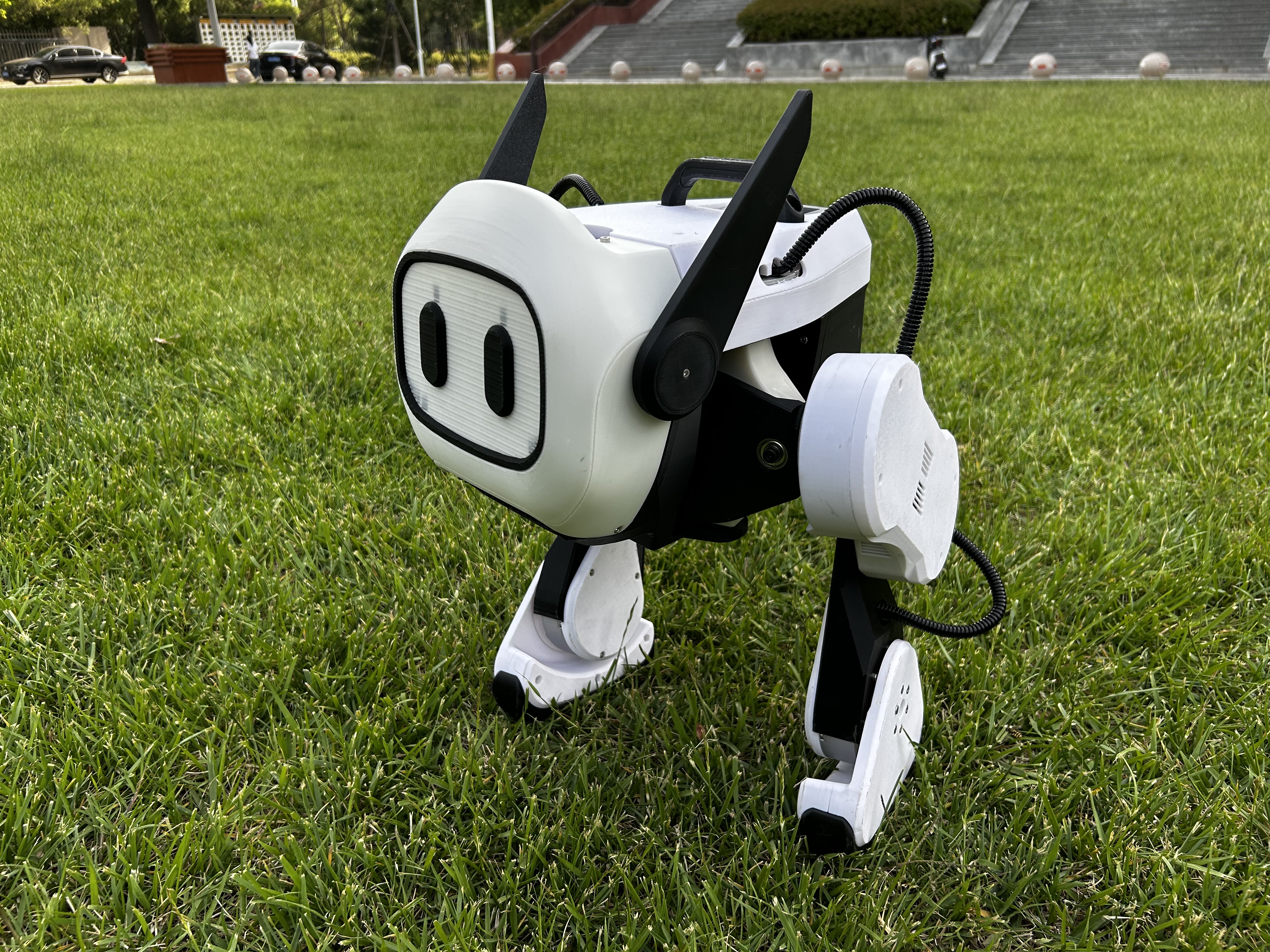 宇树科技开源双足机器人，全3D打印，11个8010电机，RPi 4B主控，模块化设计。