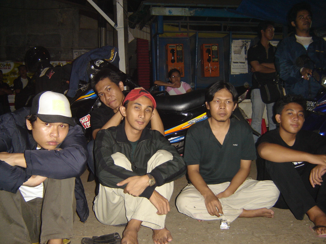 Obhik bersama teman-temannya sekitar tahun 2005
