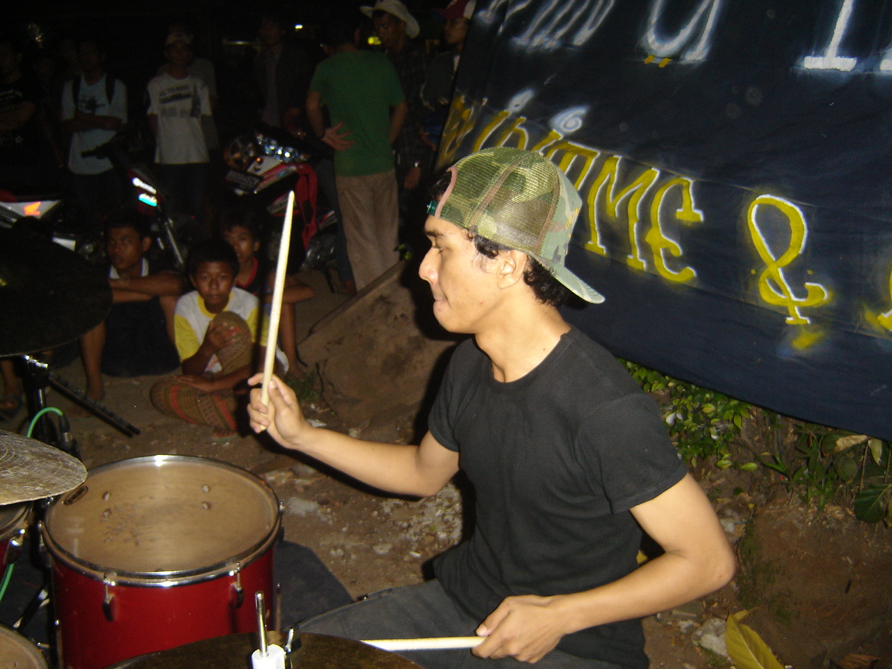 Apoy saat tampil di Jammin On The Street II tahun 2005.