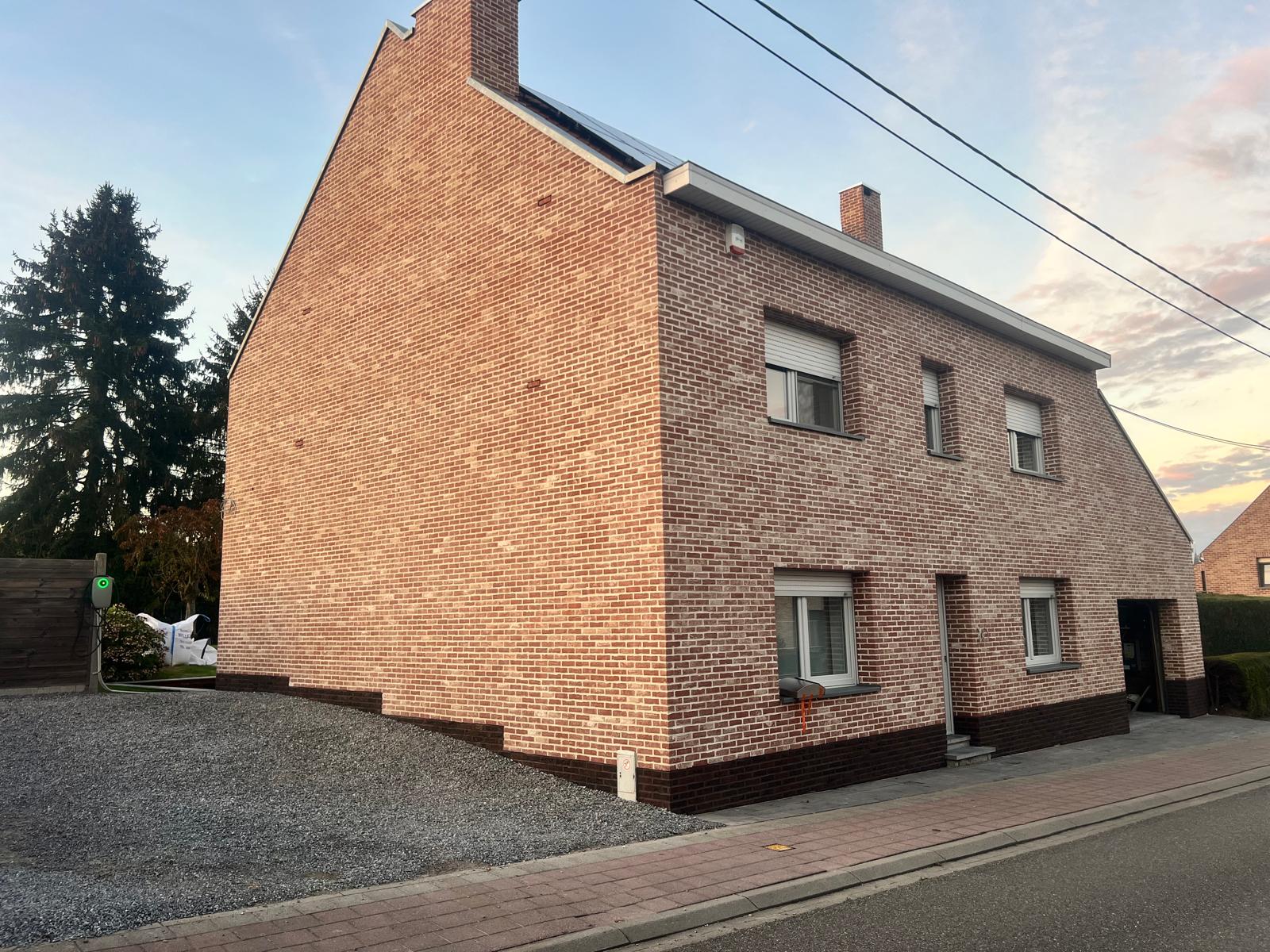 Gevel na steenstrips renovatie