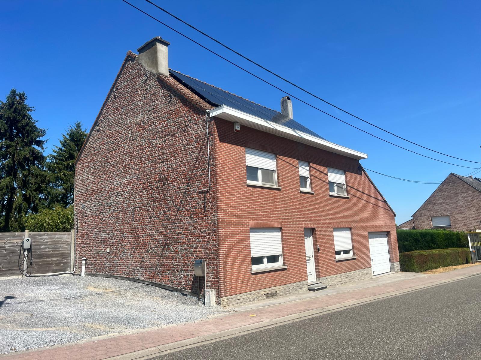 Gevel voor steenstrips renovatie